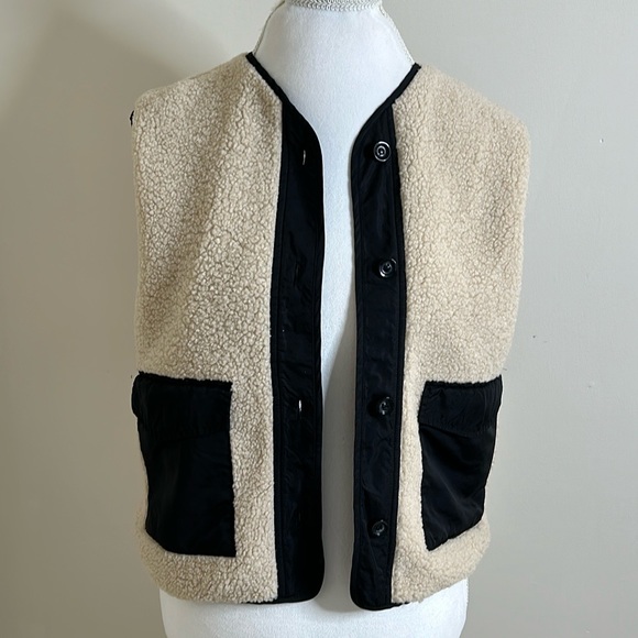 The Lynk fuzzy vest trimmed with blk - Picture 4 of 9